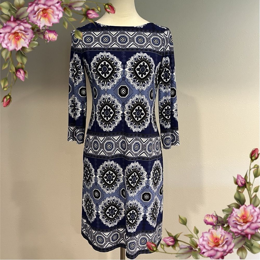 London Style 3/4 sleeve floral light weight scoop neck knee length dress